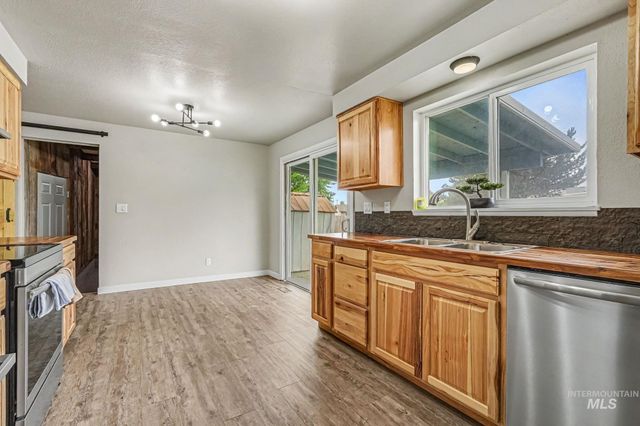 8 S Canyon Dr, Middleton, ID 83644