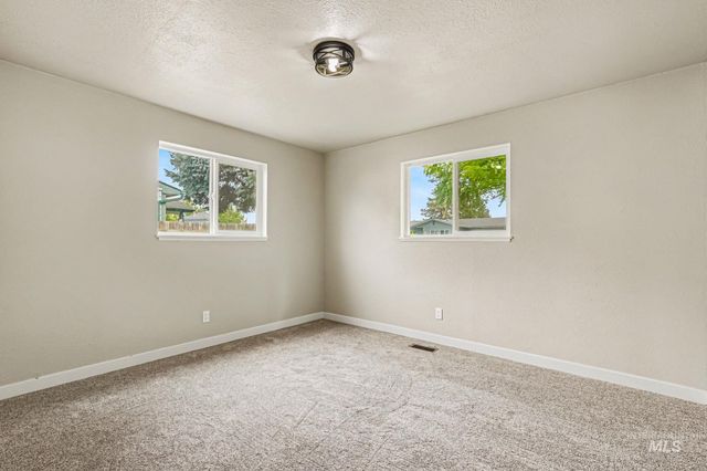 8 S Canyon Dr, Middleton, ID 83644