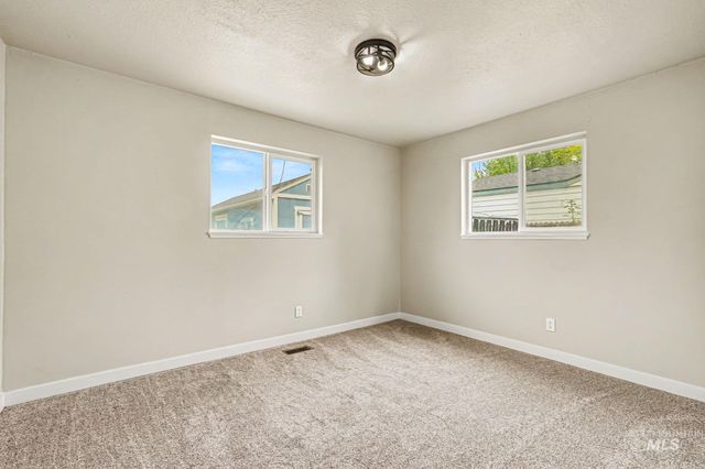 8 S Canyon Dr, Middleton, ID 83644