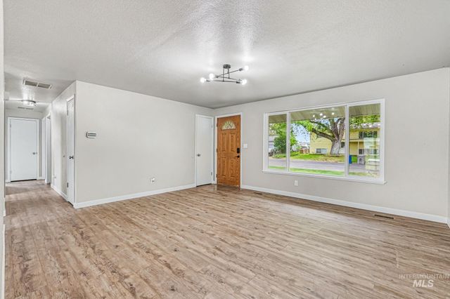 8 S Canyon Dr, Middleton, ID 83644