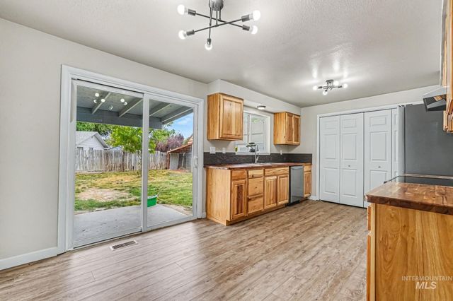 8 S Canyon Dr, Middleton, ID 83644