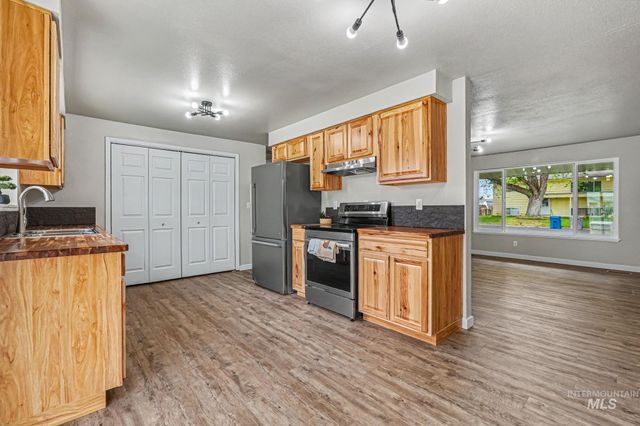 8 S Canyon Dr, Middleton, ID 83644