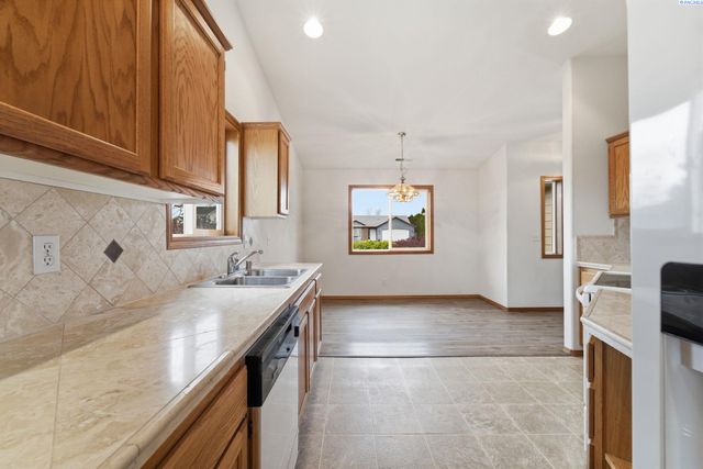 4600 Kendall Way, West Richland, WA 99353