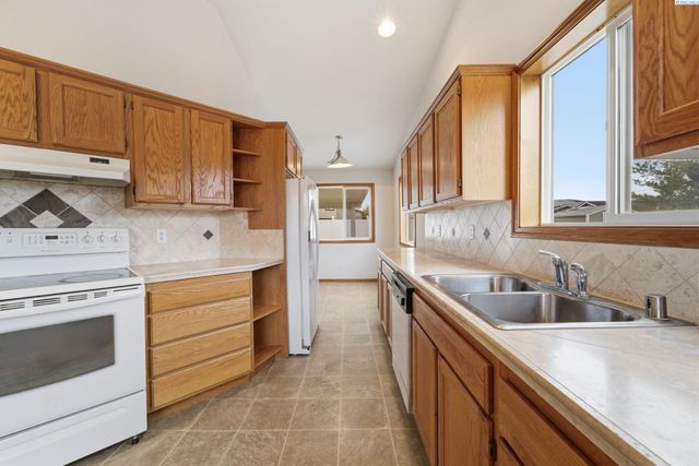 4600 Kendall Way, West Richland, WA 99353