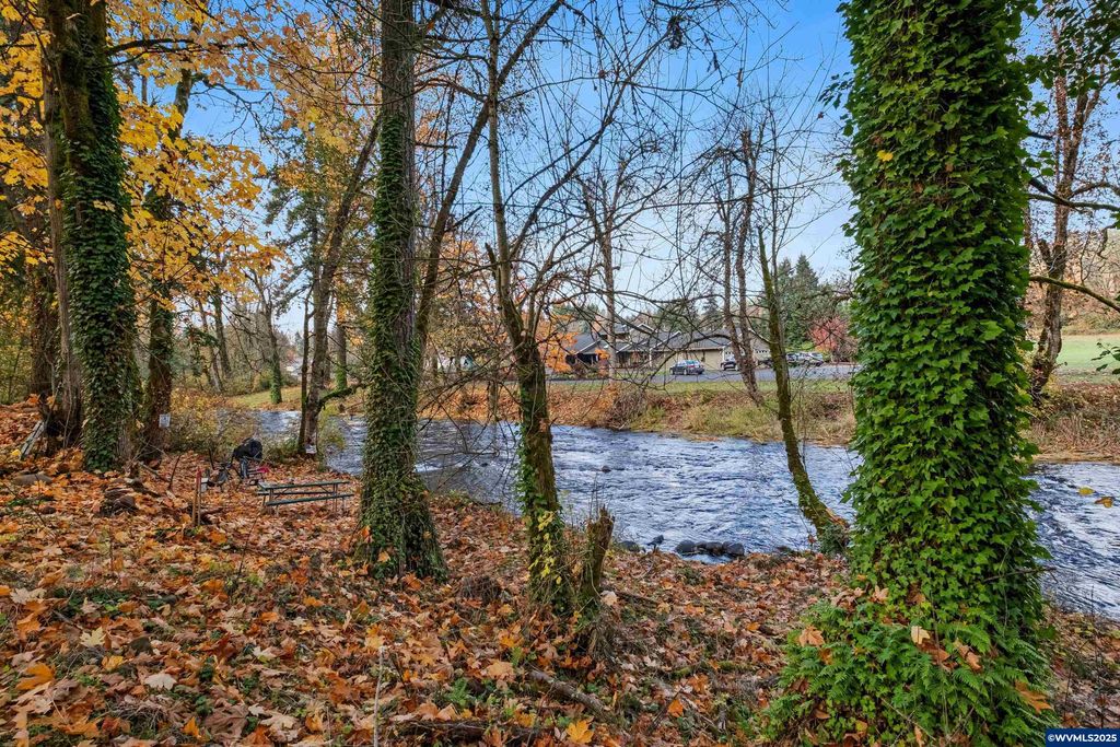 Image 1 of property listing at 17857 Sounth Abiqua Rd NE, Silverton, OR 97381