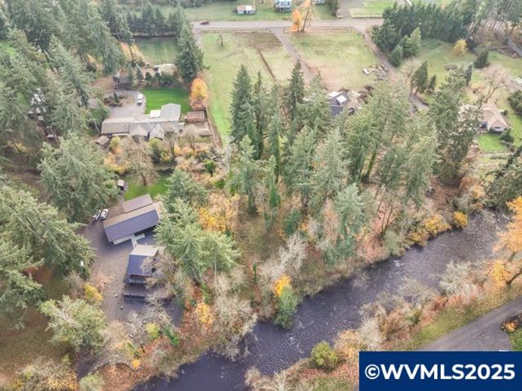 Image 3 of property listing at 17857 Sounth Abiqua Rd NE, Silverton, OR 97381