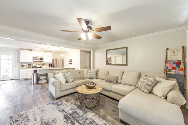 5 Houston Dr, Houma, LA 70360