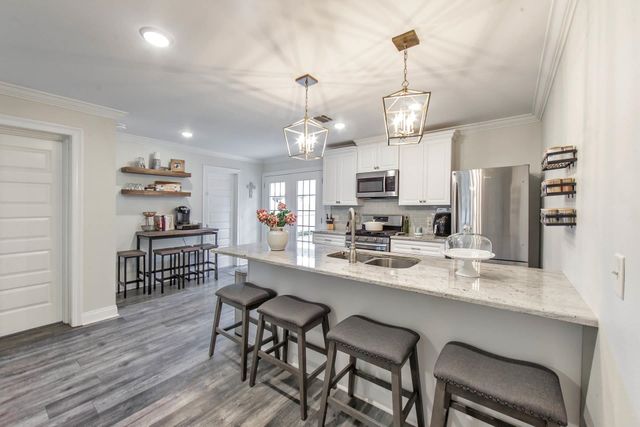 5 Houston Dr, Houma, LA 70360