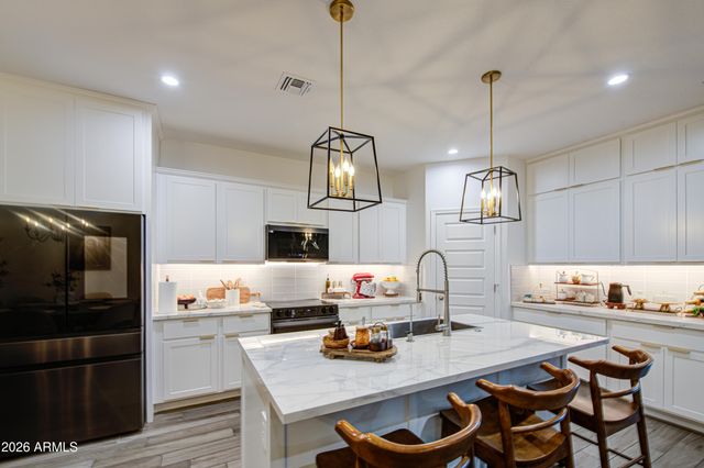 2968 W SHANLEY Avenue, Apache Junction, AZ 85120