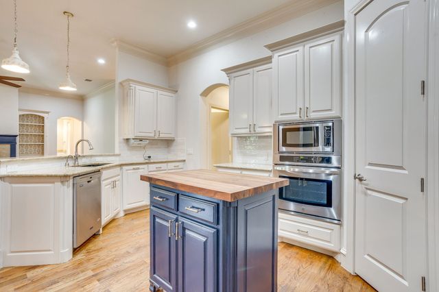 2946 Masters Court N, Burleson, TX 76028