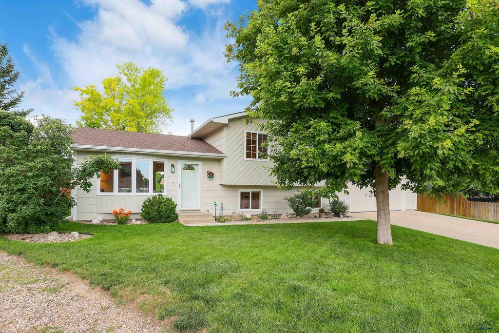 2831 MINNEWASTA PL, Rapid City, SD 57702