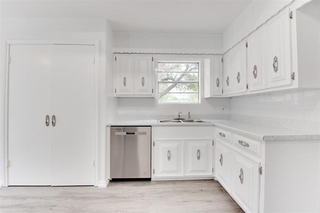 407 S 2nd Street, Alvin, TX 77511