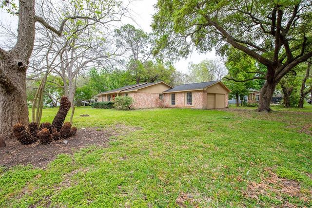 407 S 2nd Street, Alvin, TX 77511
