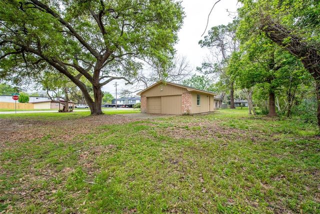 407 S 2nd Street, Alvin, TX 77511