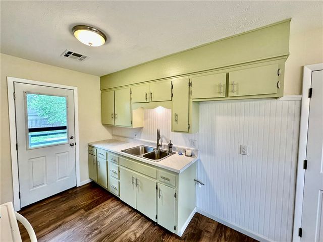 1202 SE E Street, Bentonville, AR 72712