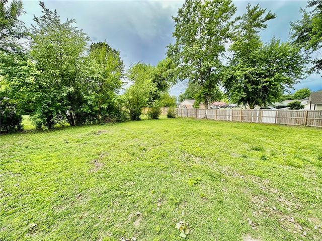 1202 SE E Street, Bentonville, AR 72712