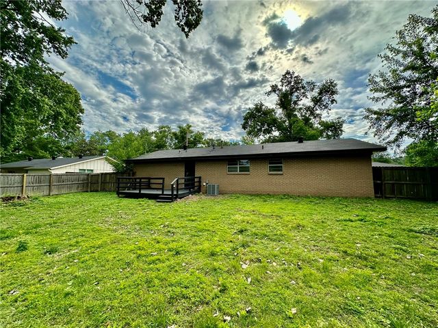 1202 SE E Street, Bentonville, AR 72712