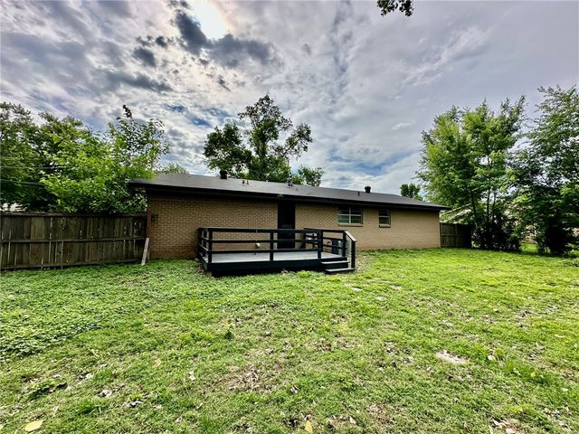 1202 SE E Street, Bentonville, AR 72712
