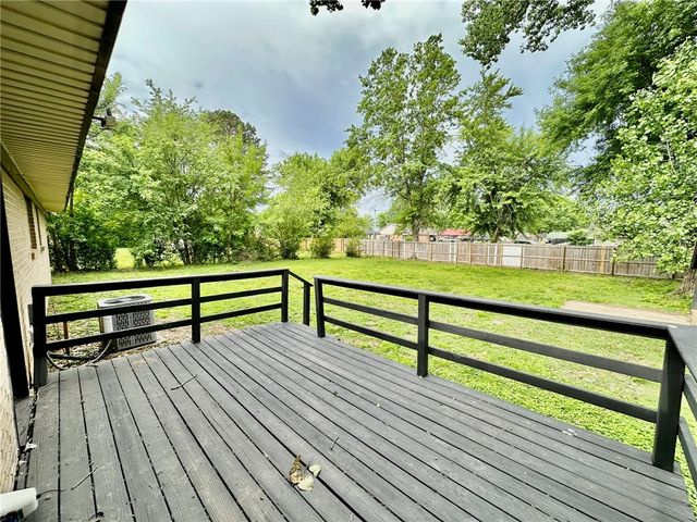 1202 SE E Street, Bentonville, AR 72712