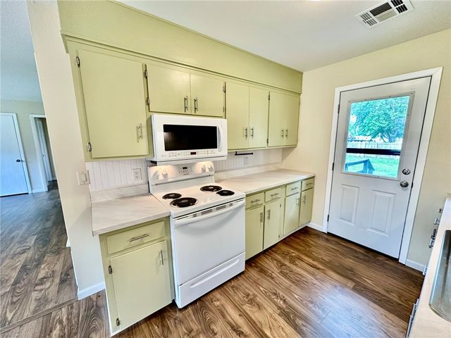 1202 SE E Street, Bentonville, AR 72712
