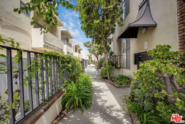 11733 Mayfield Avenue, Los Angeles, CA 90049