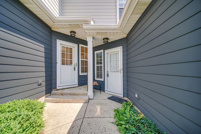 517 Woodcrest Drive, Mundelein, IL 60060