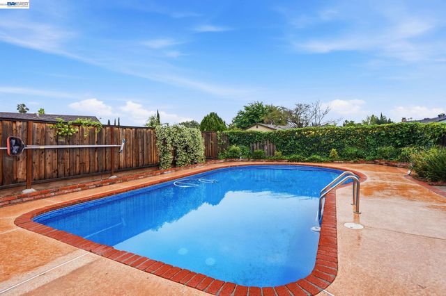 311 Huntington Dr, Antioch, CA 94509