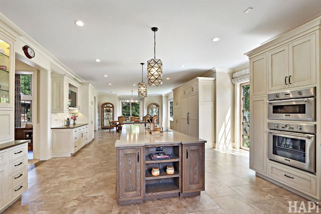 18 Enclave Court, South Barrington, IL 60010