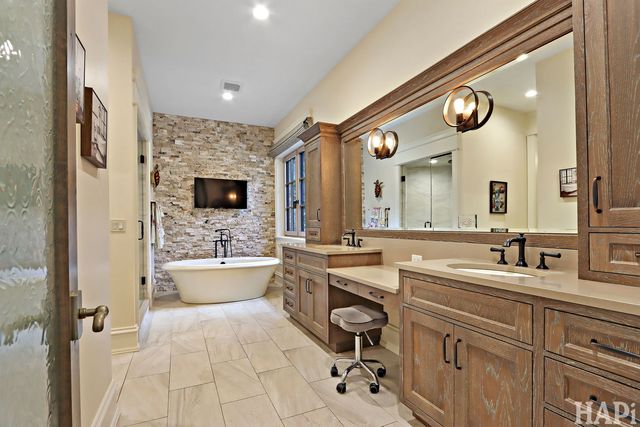 18 Enclave Court, South Barrington, IL 60010