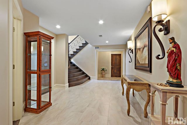 18 Enclave Court, South Barrington, IL 60010