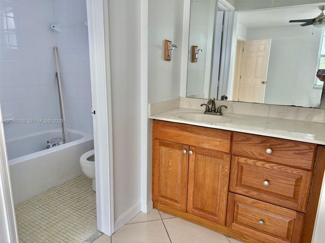 9411 Evergreen Pl 303, Davie, FL 33324