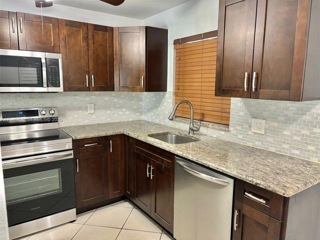 9411 Evergreen Pl 303, Davie, FL 33324