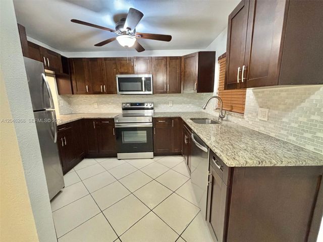 9411 Evergreen Pl 303, Davie, FL 33324
