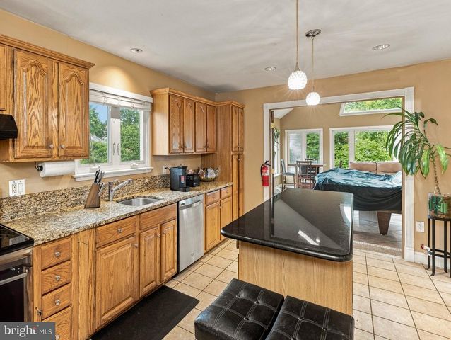 5 WHITMAN TER, Blackwood, NJ 08012