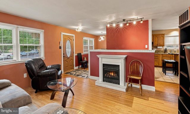 5 WHITMAN TER, Blackwood, NJ 08012