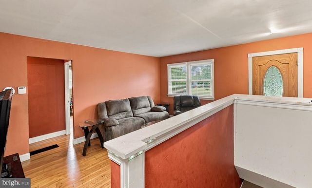5 WHITMAN TER, Blackwood, NJ 08012