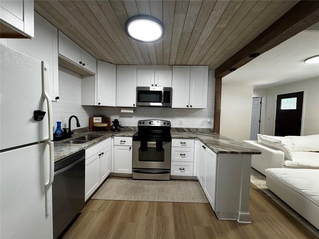 3008 HILLVIEW STREET, Sarasota, FL 34239