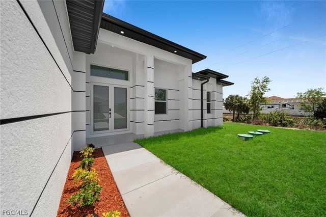 100 Denis AVE N, Lehigh Acres, FL 33971