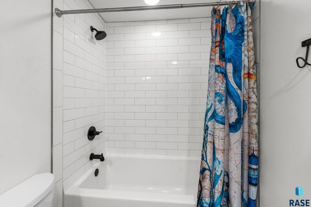 703 S Rosewood Dr Drive, Harrisburg, SD 57032