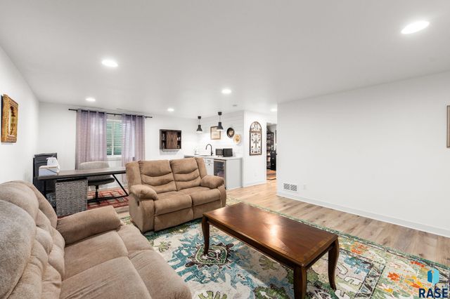 703 S Rosewood Dr Drive, Harrisburg, SD 57032