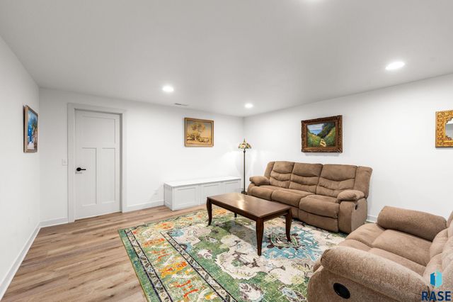 703 S Rosewood Dr Drive, Harrisburg, SD 57032