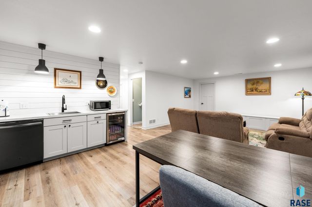 703 S Rosewood Dr Drive, Harrisburg, SD 57032