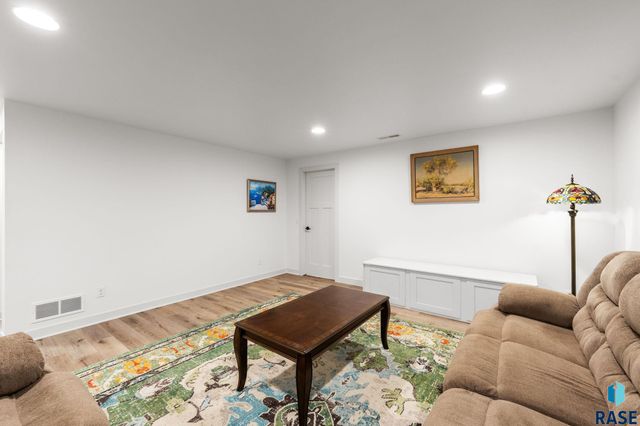 703 S Rosewood Dr Drive, Harrisburg, SD 57032