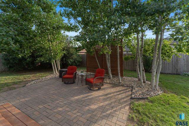 703 S Rosewood Dr Drive, Harrisburg, SD 57032