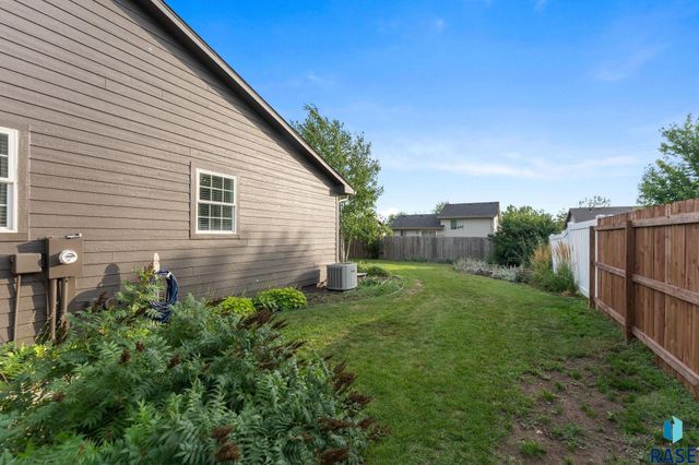 703 S Rosewood Dr Drive, Harrisburg, SD 57032