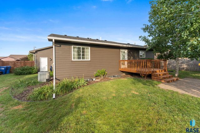 703 S Rosewood Dr Drive, Harrisburg, SD 57032