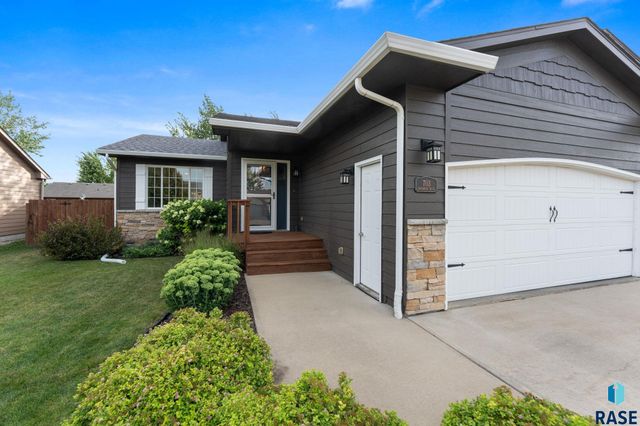 703 S Rosewood Dr Drive, Harrisburg, SD 57032