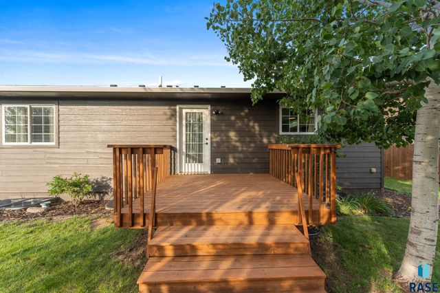 703 S Rosewood Dr Drive, Harrisburg, SD 57032