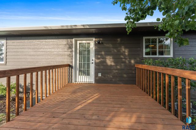 703 S Rosewood Dr Drive, Harrisburg, SD 57032