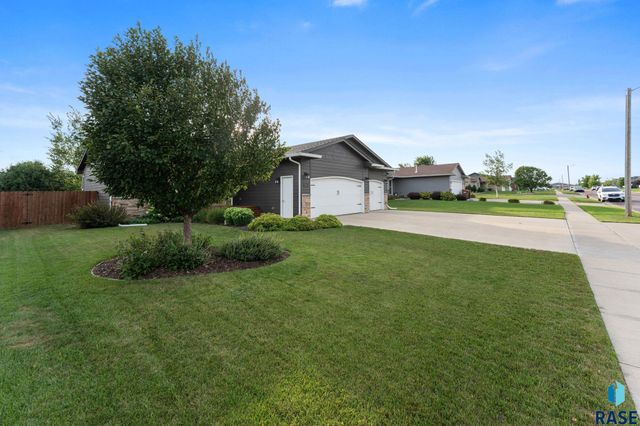 703 S Rosewood Dr Drive, Harrisburg, SD 57032